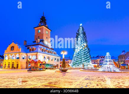 Brasov, Romania. Mercatino di Natale nella piazza principale, con albero di Natale, decorazioni e luci, simbolo della Transilvania, Europa Foto Stock