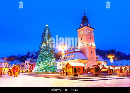Brasov, Romania. Mercatino di Natale nella piazza principale, con albero di Natale, decorazioni e luci, simbolo della Transilvania, Europa Foto Stock