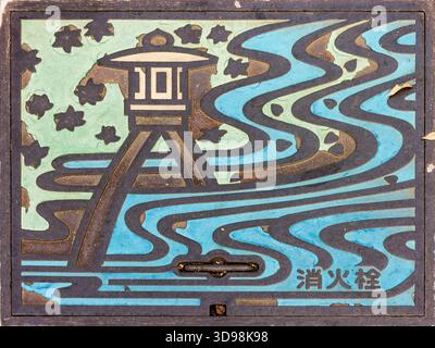 Kanazawa, Giappone. Tombino decorativo con la lanterna in pietra Kotoji-toro di Kenroku-en, raffigurata con acqua e elementi da giardino che fanno riferimento ad uno di essi Foto Stock