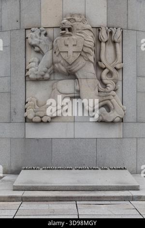 Il leone boemo (ceco), parte della decorazione scultorea sul Monumento Nazionale sulla collina di Vítkov, Praga, Repubblica Ceca Foto Stock