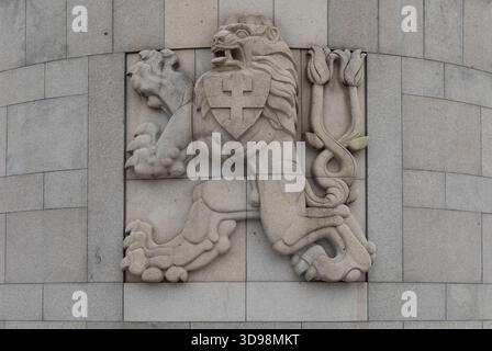 Il leone boemo (ceco), parte della decorazione scultorea sul Monumento Nazionale sulla collina di Vítkov, Praga, Repubblica Ceca Foto Stock