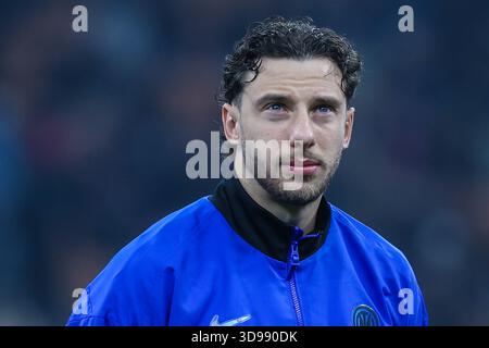 Carlos Augusto del FC Internazionale guarda durante la partita di Coppa Italia 2025/26 tra FC Internazionale e Venezia FC allo Stadio San Siro di Milano Foto Stock