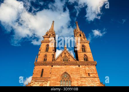 Cattedrale di Basler Munster torri gotiche in arenaria rossa. Basilea, Cantone di Basilea città, Svizzera. Foto Stock