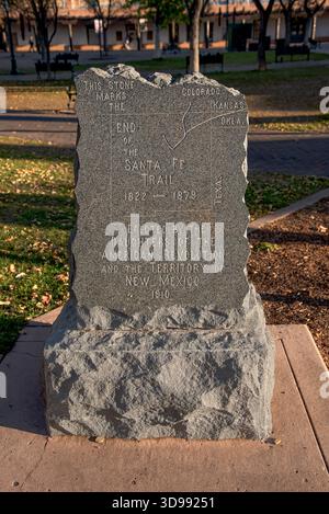 Monumento in granito nella Santa Fe Plaza segna la fine del Santa Fe Trail, Santa Fe, New Mexico, USA. Foto Stock