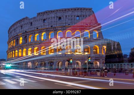 Una lunga esposizione con i sentieri del traffico, del Colosseo di Roma, Italia Foto Stock