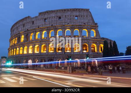 Una lunga esposizione con i sentieri del traffico, del Colosseo di Roma, Italia Foto Stock