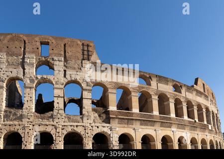 Uno scatto ravvicinato, che mette in risalto i dettagli architettonici dell'esterno del Colosseo o Anfiteatro Flavio , a Roma, Italia Foto Stock