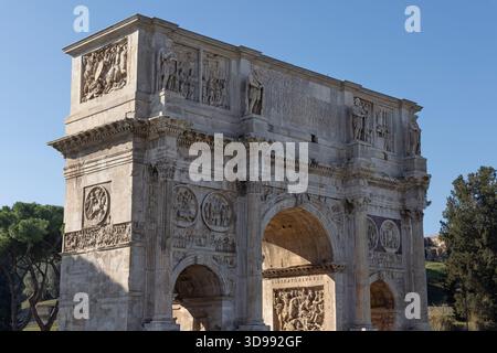 L'arco di Costantino è un arco romano di trionfo dedicato all'imperatore Costantino il grande, situato vicino al Colosseo di Roma Foto Stock
