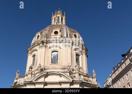 Primo piano della cupola della Chiesa del Santissimo nome di Maria al foro di Traiano, a Roma, Italia Foto Stock