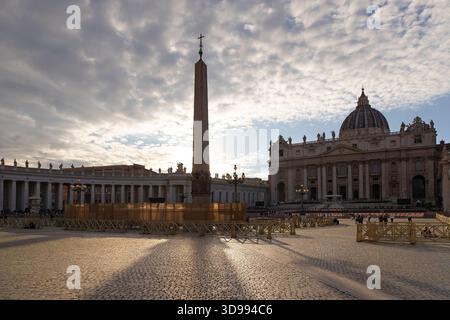 Piazza San Pietro, la Basilica di San Pietro e l'Obelisco Vaticano, situato nella città del Vaticano, a Roma Foto Stock