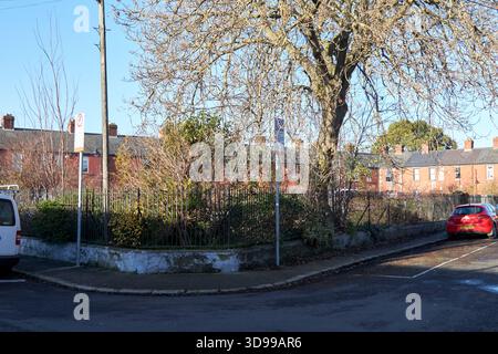 case a schiera in mattoni rossi su piazza della rovina glasnevin dublino, repubblica d'irlanda Foto Stock