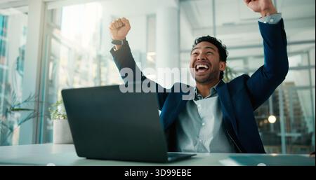 Festeggiamenti, pompa e laptop con un uomo d'affari alla scrivania dell'ufficio finanziario per il successo della contabilità. Computer, gestione degli investimenti e target Foto Stock