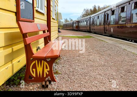 Lydney, Gloucestershire, Inghilterra, Regno Unito - 28 marzo 2025: Simbolo della GWR Great Western Railway su una panchina su una piattaforma della Dean Forest Railway Foto Stock