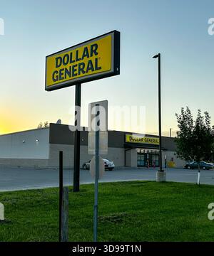ROSEAU, Minnesota - 21 luglio 2025: Cartello Dollar General e parcheggio con luce serale. Foto Stock