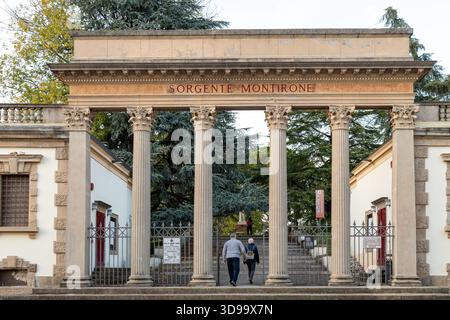 Abano Terme, Italia - 28 ottobre 2025: Ingresso neoclassico del Parco di Montirone Foto Stock