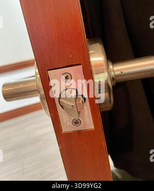 Primo piano di un meccanismo di blocco con maniglia in ottone Corbin Russwin su una porta per ufficio, 2025, Stati Uniti Foto Stock