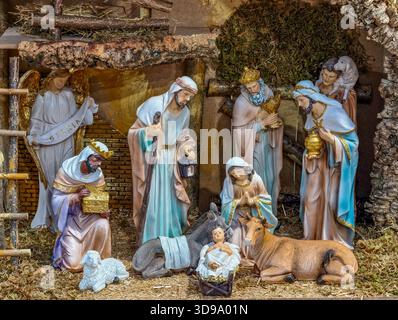 Presepe di Natale con Gesù bambino, tre saggi, Sacra famiglia e animali in un ambiente tradizionale della mangiatoia Foto Stock