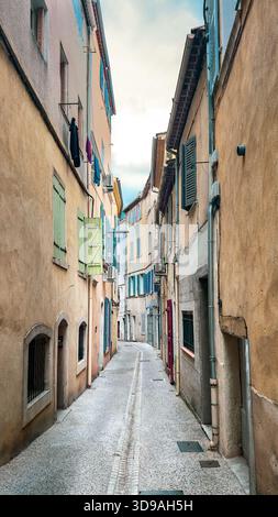La Ciotat, Francia, 14 aprile 2025, veduta di un vicolo nella parte vecchia della città Foto Stock