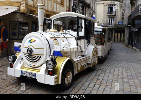 Petit train touristique dans la ville, ville de Vannes, département du Morbihan, Bretagne, Francia Foto Stock