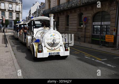 Petit train touristique dans la ville, ville de Vannes, département du Morbihan, Bretagne, Francia Foto Stock