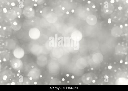 Sfondo sfocato con luci festive color argento. Sfondo perfetto di Natale. Foto Stock