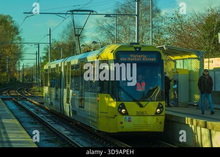 Il 2 dicembre 2025 Un tram pubblico sulla rotta dell'aeroporto di Manchester si diresse verso Victoria e si fermò a Northern Moor nella Greater Manchester Inghilterra Foto Stock