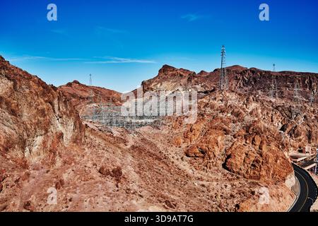 Linee elettriche nelle montagne che circondano la diga di Hoover sul confine tra Nevada, Arizona, sud-ovest, Stati Uniti Foto Stock