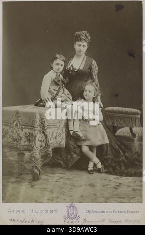 Ritratto di Madame Lockroy, con Jeanne e Georges Hugo come bambini, di Aimé Dupont, fotografo, tra 1870 e 1885, Fotografia, Arti grafiche, stampa albume, dimensioni - illustrazione: Altezza: 14 cm, larghezza: 9,7 cm, dimensioni - supporto originale: Altezza: 16,3 cm, larghezza: 10,8 Foto Stock