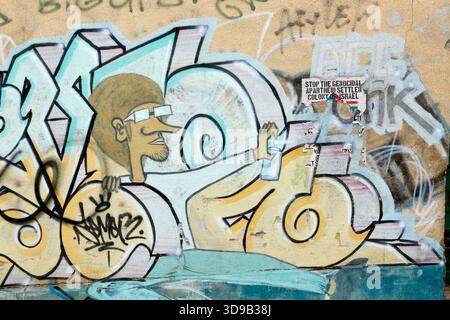 La Paz, Bolivia, 4 dicembre 2025: Dettaglio di una parte di un manifesto a sostegno della resistenza palestinese su un murale con un artista di graffiti sul muro nel centro di la Paz. Il manifesto chiede anche la fine delle presunte colonie israeliane, forse riferendosi alla teoria della cospirazione del piano Andinia che sostiene i piani per stabilire uno stato ebraico in alcune parti dell'Argentina e del Cile. Foto Stock