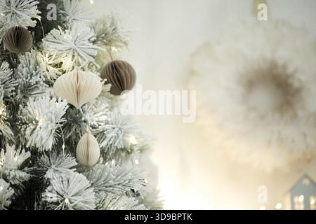 Decorazioni di alberi di Natale con decorazioni e luci neutre per le vacanze. Danzatrice di 2026 anni nella nuvola bianca Foto Stock