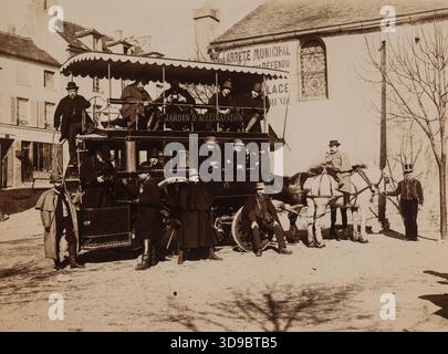 Fotografi amatoriali in una carrozza trainata da cavalli vicino al monumento a Daguerre a Cormeilles-en-Parisis. Photo Club di Parigi, fotografo dilettante, XIX-XX secolo, Fotografia, Arti grafiche, fotografia, Aristotipo, dimensioni - disegno: altezza: 8,1 cm, larghezza: 10,9 cm Foto Stock