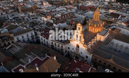 Vista aerea al tramonto estivo del centro storico di Siviglia, Andalusia, Spagna. Foto Stock