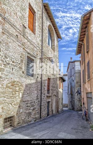 Le vecchie case affacciate su una strada nella città vecchia di un paese di campagna in campagna italiana Foto Stock