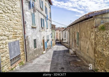 Le vecchie case affacciate su una strada nella città vecchia di un paese di campagna in campagna italiana Foto Stock