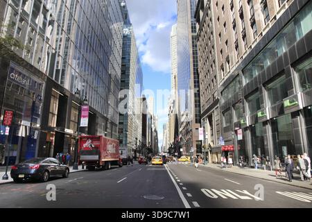 NEW YORK, USA - 12 ottobre 2012: Traffico intenso per la strada. Incrocio lungo la 5th Avenue e la 43 Street nel centro di Manhattan a New York il 12 ottobre 20 Foto Stock