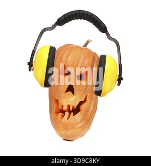 Spaventosa zucca malvagia con le cuffie. Isolato su sfondo bianco Foto Stock