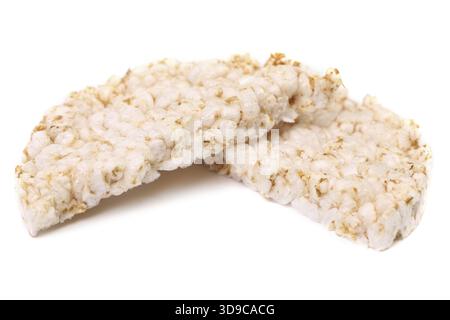 Spuntino di riso soffiato. Isolato su sfondo bianco Foto Stock