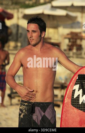 Ritratto di giovani uomini - il surfista onde in sospeso Foto Stock