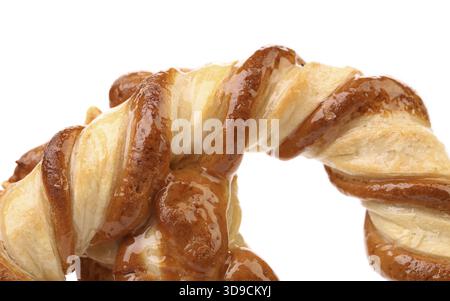 Frammento di biscotti a forma di nodo su sfondo bianco Foto Stock