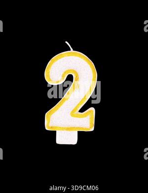 Candela sotto forma di due figure. Sfondo nero Foto Stock