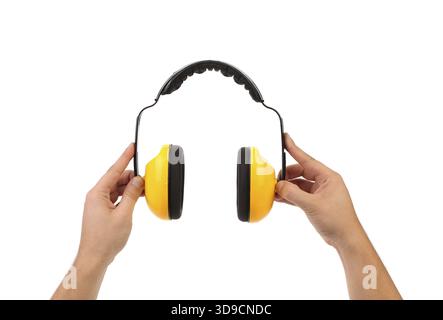 Le mani tengono le cuffie protettive funzionanti. Isolato su sfondo bianco Foto Stock