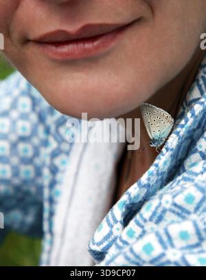 La donna adulta con il blue butterfly Foto Stock