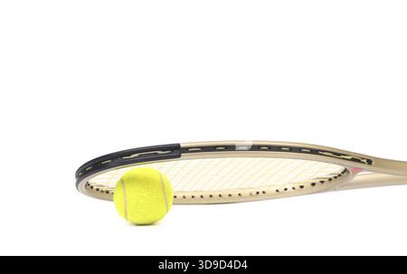 Racchetta da tennis grigia e sfera gialla su sfondo bianco isolato Foto Stock