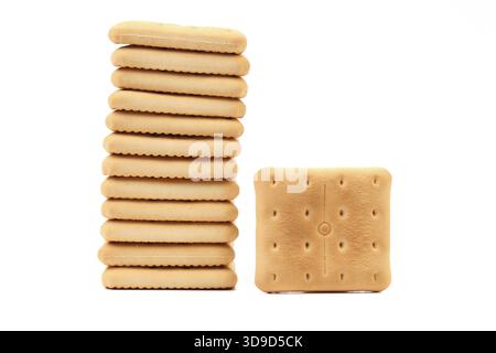 Punzonare il cracker di soda salinata. Isolato su sfondo bianco Foto Stock