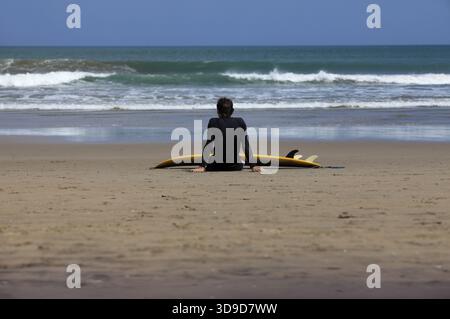 Surfer su un litorale che aspetta il big wave. Bali Foto Stock