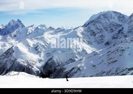 La Russia. Caucaso. Vista sul Monte Elbrus - il punto più alto d'Europa Foto Stock