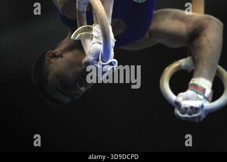 Primo piano della ginnasta che gareggia sugli anelli Foto Stock