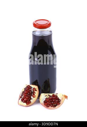 Bottiglia di succo di frutta e mature granata pezzo su sfondo bianco Foto Stock