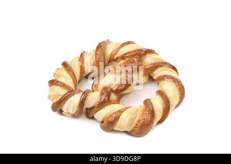 Biscotti a forma di nodo su sfondo bianco. Primo piano Foto Stock