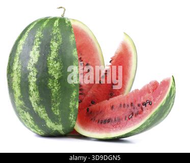 Grande anguria matura e fette su sfondo bianco Foto Stock